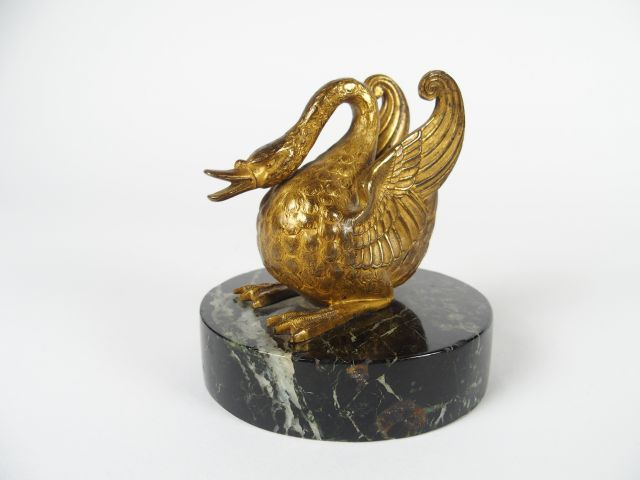 Sujet en bronze patiné 'Cygne en colère' sur un socle cylindrique en m