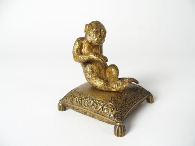 Sujet en bronze à double patine à décor d'amour (manques) socle en mar