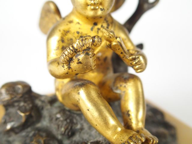 Sujet en bronze à double patine à décor d'amour (manques) socle en mar