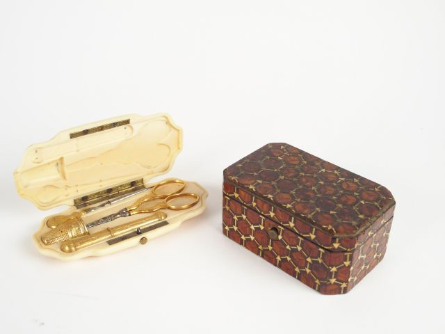 Petite boite en marqueterie d'acajou, d'ébène et d'ivoire, à décor géo