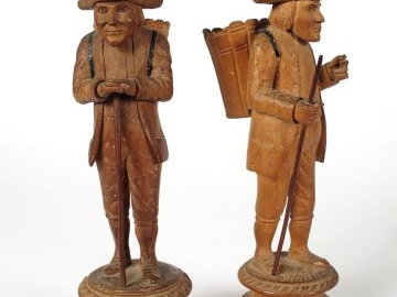 Paire de sujets 1900 en bois sculpté 'les colporteurs', travail popula