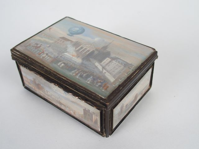 Boite XVIIIème en argent, ornée de six gouaches figurant l’envol du ba