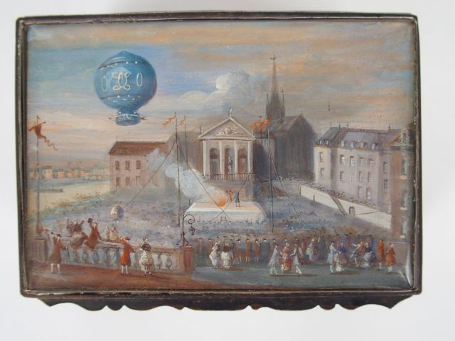 Boite XVIIIème en argent, ornée de six gouaches figurant l’envol du ba