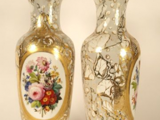 Vente aux enchères Paire de vases Restauration en porcelaine à décor dans des réserves de
