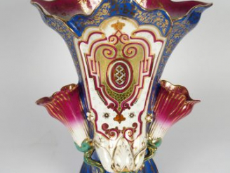 Vente aux enchères Vase cornet Napoléon III en porcelaine polychrome rehaussé d'or à déco