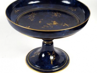 Vente aux enchères Grande coupe en porcelaine de Sèvres fin XIXe à décor dorésur fond ble