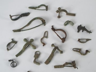 Vente aux enchères Ensemble de fibules et de clés antiques