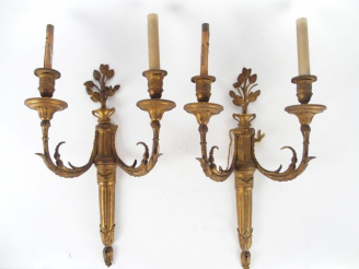 Vente aux enchères Paire d'appliques de style Louis XVI en bronze éclairant à deux lumièr