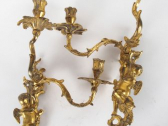 Vente aux enchères Paire d'appliques de style Louis XV en bronze à décor d'amours