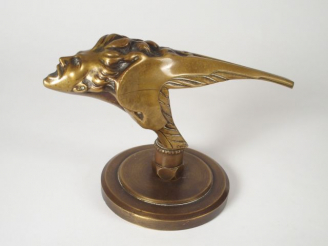 Vente aux enchères SALA   COMEZ. Orfèvre à Paris. Bouchon de radiateur en bronze. Signé. 