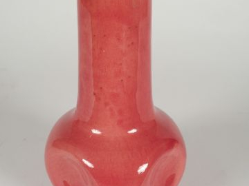 MASSIER. Vase en céramique rose, signé. H. 22 cm