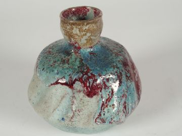 Petit vase en grès flammé 1900, à décor bleu et bordeaux, signé. H. 12