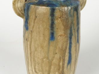 Vase à anses Art déco en grès flammé, beige et bleu. Signée. H. 22 cm 