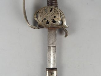 Vente aux enchères 60 Sabre prussien de cavalerie à lame droite et plate, monture en mail