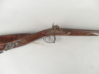 Vente aux enchères 170- Fusil de chasse juxtaposé à percussion à platine à l’avant. Toute
