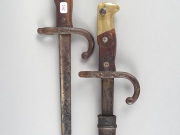 202- Lot de deux baïonnettes de fusil GRAS. L’une fabriquée par la man