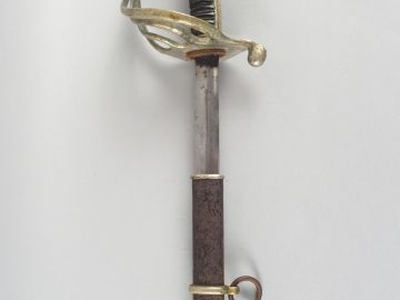 204- Sabre d’officier d’infanterie modèle 1882 dans son fourreau.(2+)