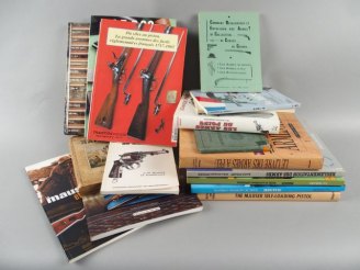 Vente aux enchères 207- Lot de divers livres traitant de chasse et d’armement. (1)