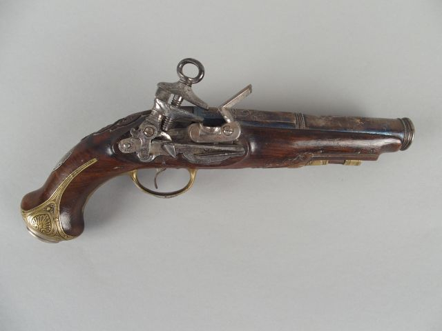 227- Pistolet Espagnol de patilla (miquelet), arme montée bronze, pièc