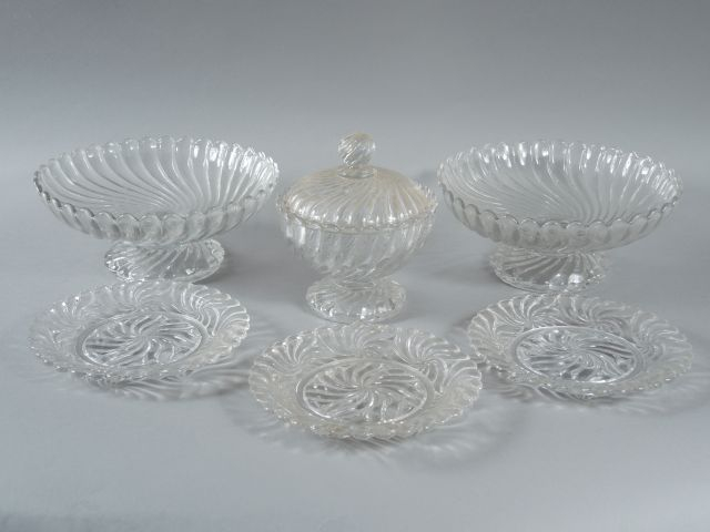 Paire de compotiers en cristal de Baccarat, un sucrier et cinq assiett