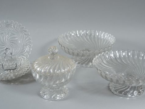 Paire de compotiers en cristal de Baccarat, un sucrier et cinq assiett