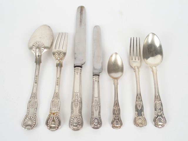 Ménagère en argent anglais, décor de palmettes, comprenant : 12 grands