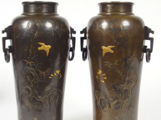 Vente aux enchères Paire de vases à anses en bronze de patine médaille et rehauts de méta