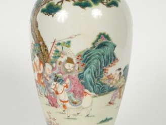 Vente aux enchères Vase en porcelaine et émaux de la Famille rose, à décor d’enfants joua