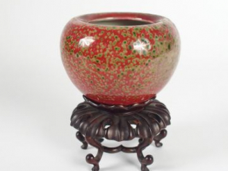 Vente aux enchères Petit vase à panse arrondie et bords rentrant, en porcelaine émaillée 