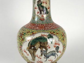 Vente aux enchères Vase à long col et panse sphérique en porcelaine polychrome, à décor d