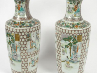 Vente aux enchères Paire de vases en porcelaine et émaux de la famille rose, à décor dans