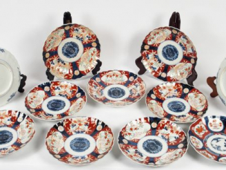 Vente aux enchères Suite de 11 assiettes en porcelaine d'Imari à décor de fleurs stylisée