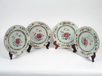 Vente aux enchères Suite de quatre assiettes en porcelaine de la famille rose, à décor de