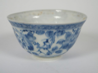 Vente aux enchères Bol en porcelaine bleu-blanc à décor de fleurs et d'un paysage.  Chine