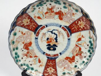 Vente aux enchères Plat polylobé en porcelaine d'Imari, à décor dans des réserves d’enfan