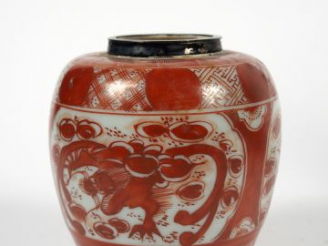 Vente aux enchères Petit vase en porcelaine blanche et rouge à décor de dragons et motifs