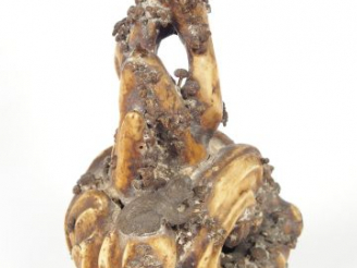 Vente aux enchères Okimono en ivoire d’éléphant sculpté figurant un rocher d’où émerge un