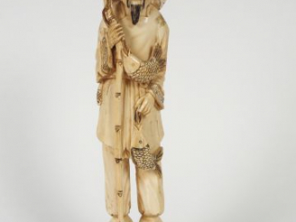 Vente aux enchères Sujet en ivoire sculpté,  'le pêcheur au bâton' sur son socle.  Chine,