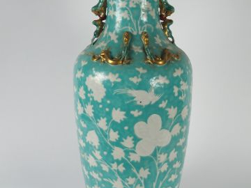 Vase en porcelaine à décor en léger relief de fleurs et d'oiseaux en b