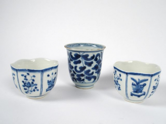 Vente aux enchères Lot de cinq porcelaines bleu-blanc, dont une paire de bols, un gobelet