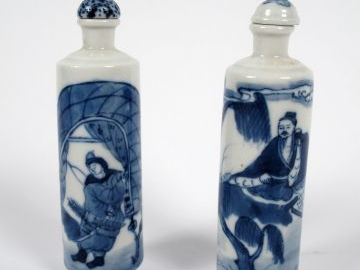 Lot de cinq porcelaines bleu-blanc, dont une paire de bols, un gobelet