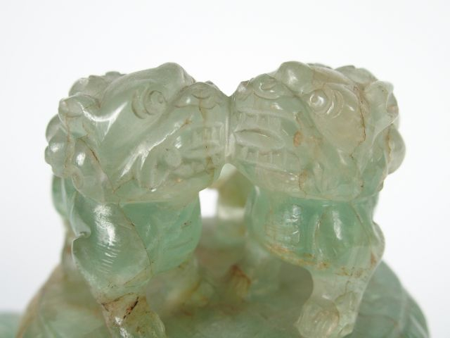 Brûle-parfums tripode en fluorite verte, la prise en forme d’un couple