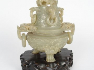 Vente aux enchères Brûle-parfums tripode en pierre dure beige, orné de masques de taotie,