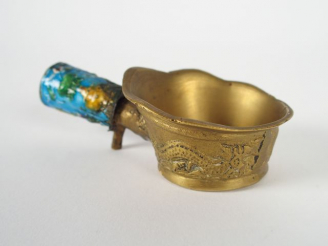 Vente aux enchères Petite casserole en bronze et émail (accident et restaurations). 10,5 