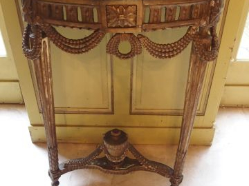 Console demi-lune de style Louis XVI en bois sculpté et doré, à décor 