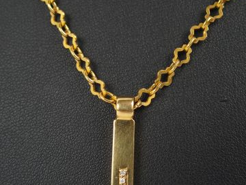 Chaîne et pendentif en or jaune, rehaussé de 5 brillants (fermoir cass