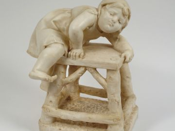 Ecole italienne 1900, sculpture en albâtre "Fillette au tabouret". H. 