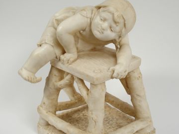 Ecole italienne 1900, sculpture en albâtre "Fillette au tabouret". H. 