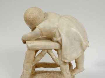 Ecole italienne 1900, sculpture en albâtre "Fillette au tabouret". H. 