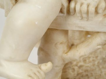 Ecole italienne 1900, sculpture en albâtre "Fillette au tabouret". H. 